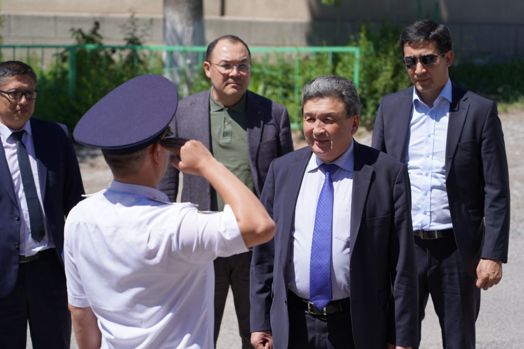 Сіз шешінуге болатын аниме порно ойыны.